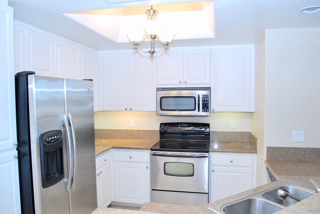 Building Photo - Stunning 2B/2BA Condo w/ Washer/Dryer & Re...