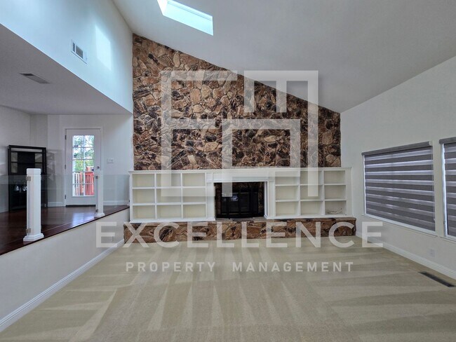 Building Photo - Beautifully Updated 4/3 with Office and Vi...