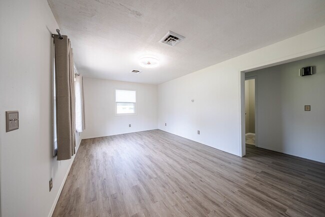 Building Photo - 206 Wesley Ave