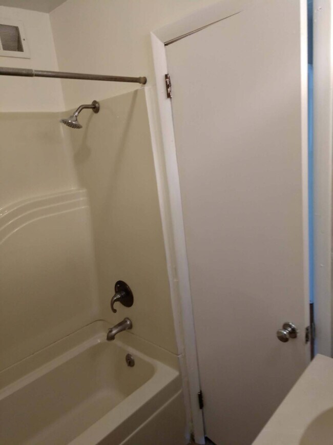Full Bathroom - 341 Lenlock Dr