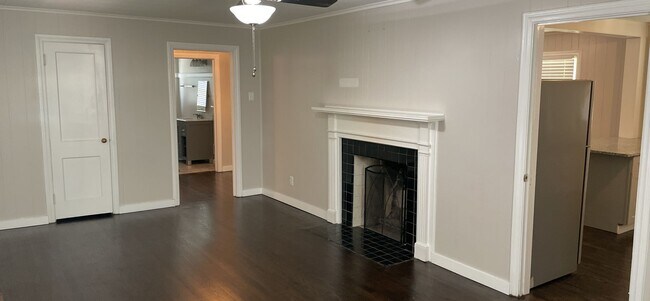 Foto del edificio - 2/1 Renovated House with fenced in lawn av...