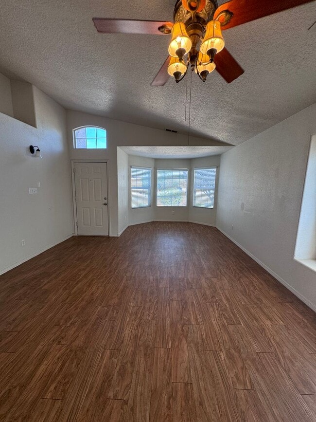 Building Photo - 4 bed 2 bath home in Huning Ranch Subdivis...