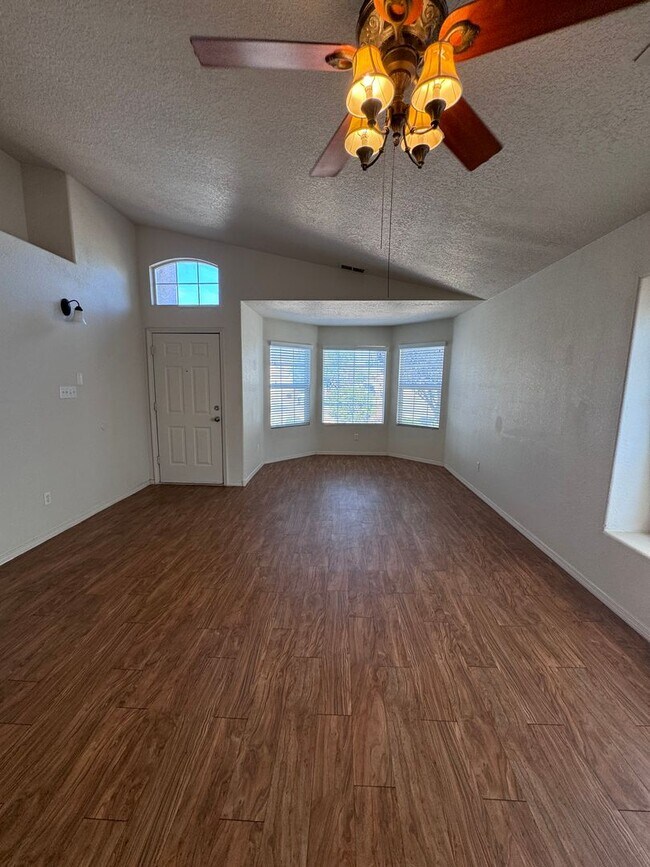 Foto del edificio - 4 bed 2 bath home in Huning Ranch Subdivis...