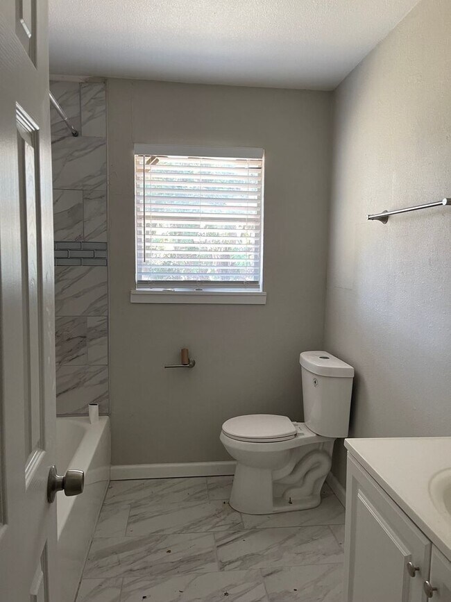Foto del edificio - 2721 Ash Park Dr