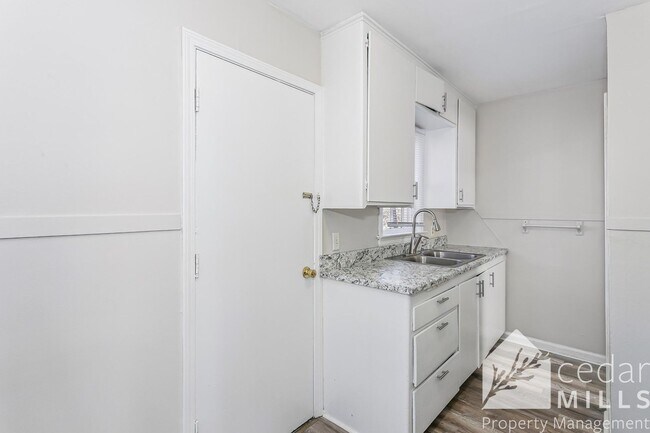 Foto del edificio - Updated, clean unit, with LARGE basement for storage!