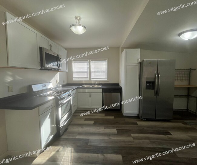 Foto del edificio - 3 Bedrooms • 1 Large Bathroom, Master suit...