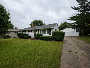 Building Photo - 735 Maple St