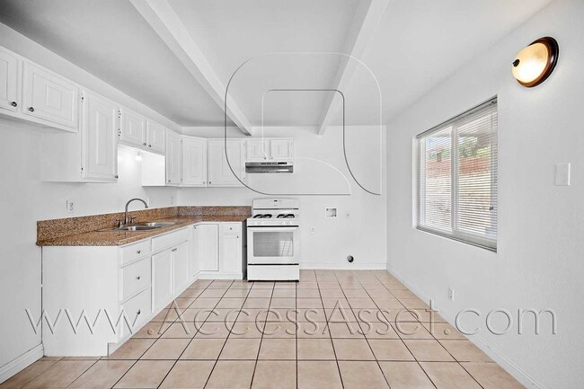 Foto del edificio - Charming Downstairs 2 Bed/1 Bath Unit With...