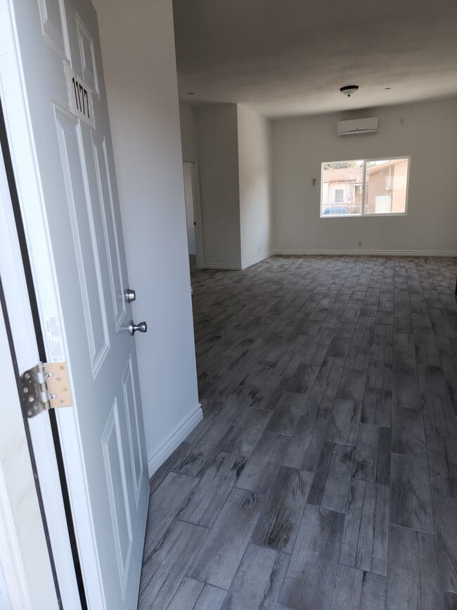 Building Photo - 1177 E 41st Pl