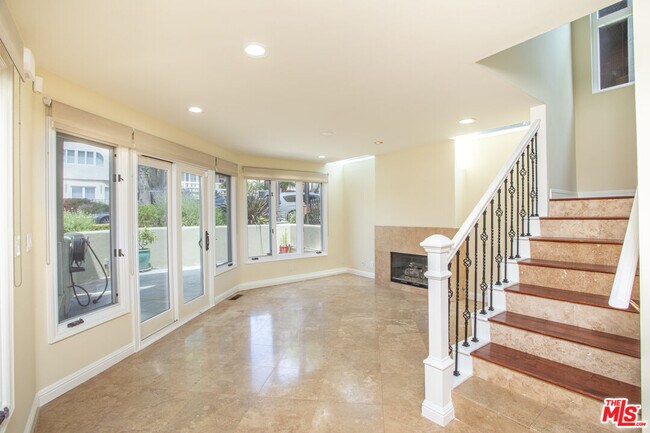 Building Photo - 708 Iris Ave