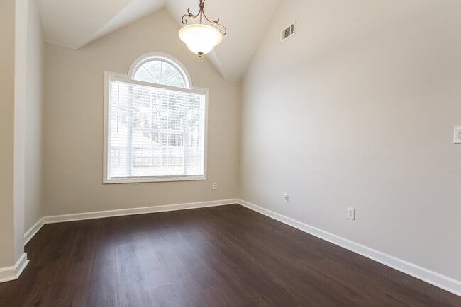 Building Photo - 2425 Huntington Dr