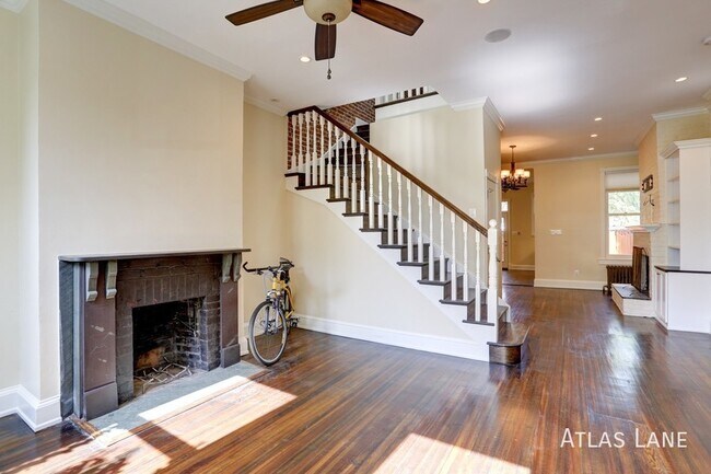 Building Photo - 3 bed/2.5 bath Townhouse in Capitol Hill!