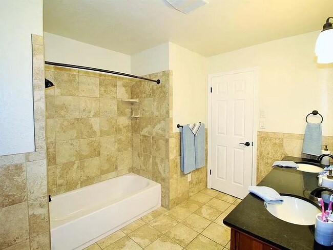 Foto del edificio - 464 E Magill Ave