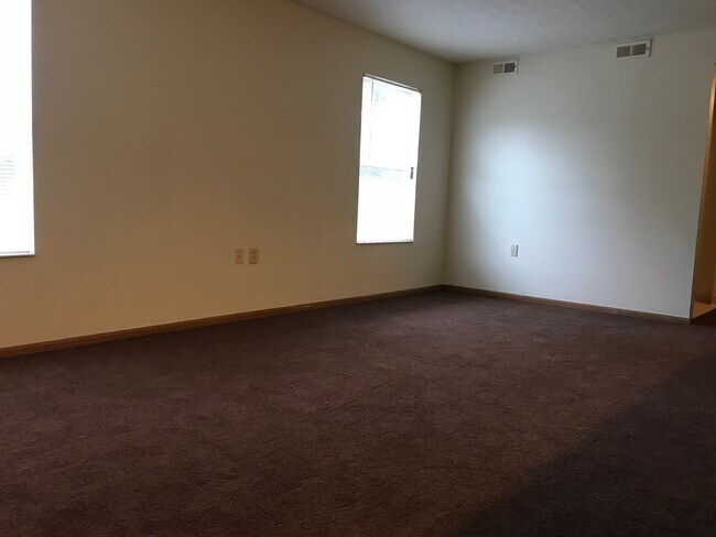 2 BDRM LIVING ROOM - 2390 Vista View Dr N