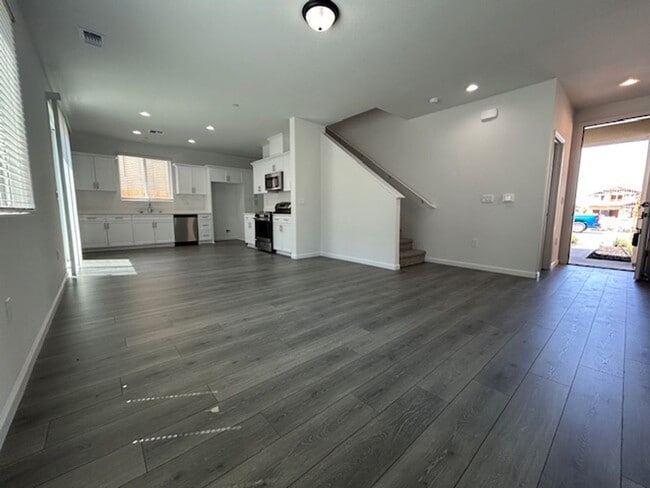 Building Photo - Brand New Home