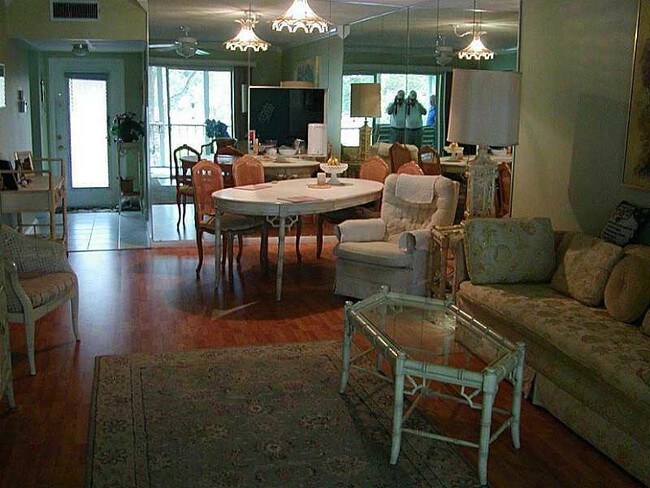 Building Photo - 1030 Country Club Dr