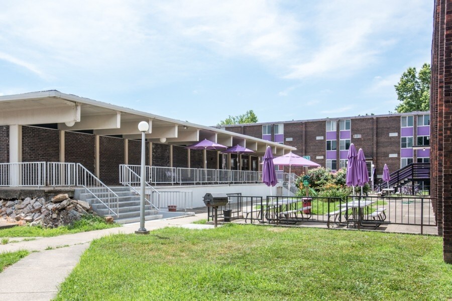 Saint Germain Square Apartments in Carbondale, IL