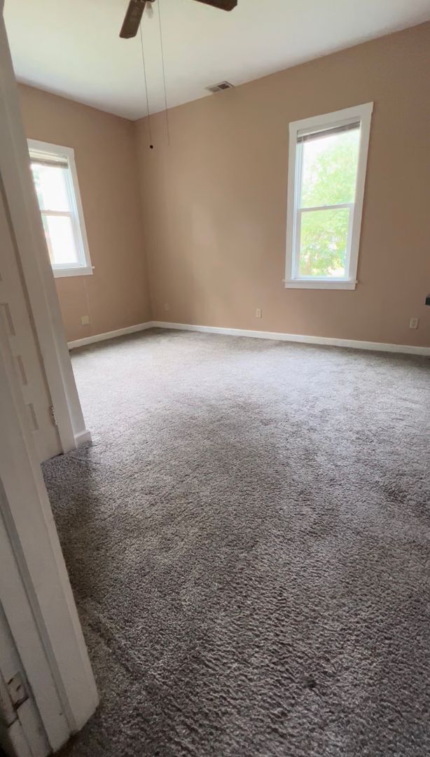 Foto del edificio - Spacious 5 Bedroom, 2 Bath available for the 2026 - 2027 school year - **The price is for whole u...