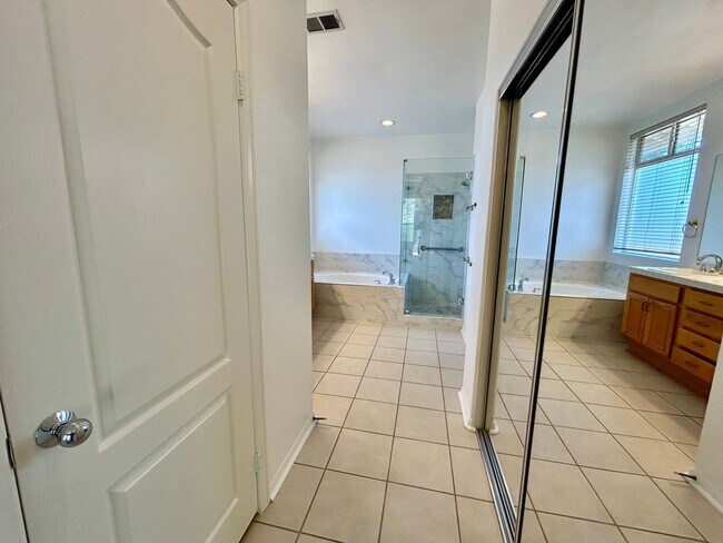 Foto del edificio - Upcoming! Move in Ready 7/25/26 Spacious 4 Bed/2.5 Bath Home Escondido