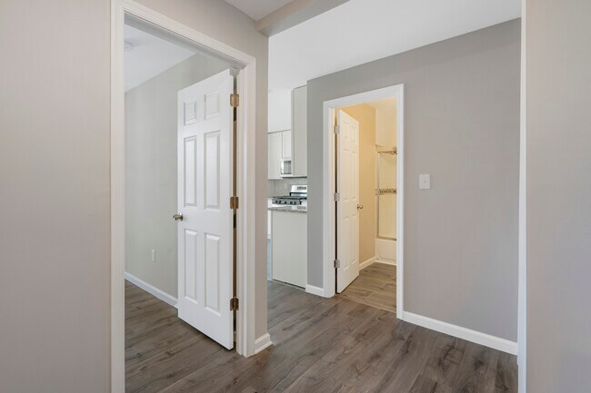 Foyer - 2601 Quantico Ave