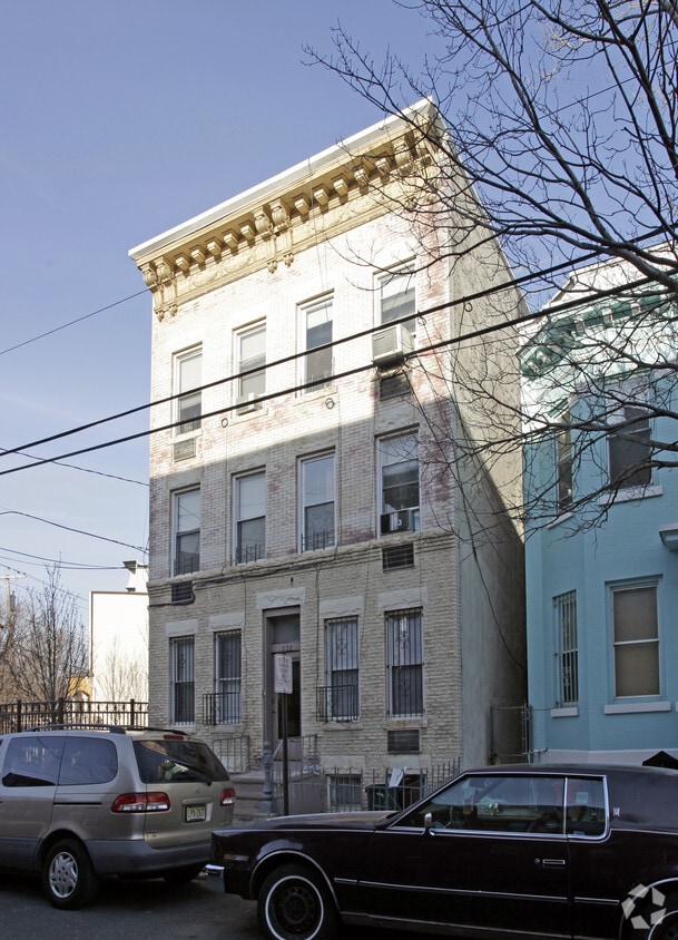 Building Photo - 232 Maple St