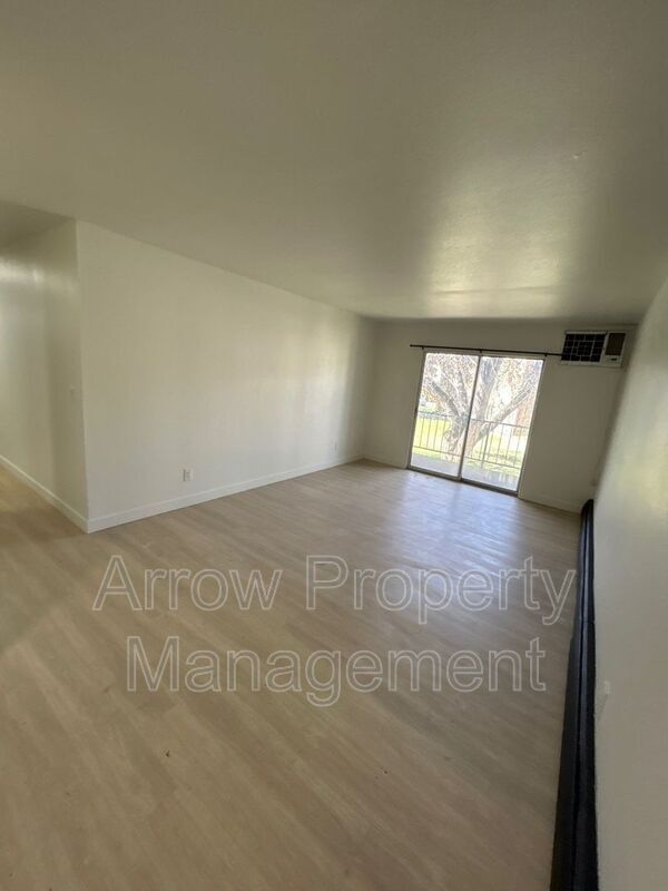 Building Photo - 215 E Arbor Ave