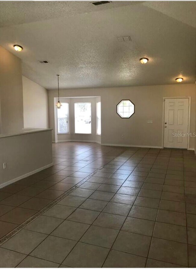 Building Photo - Poinciana 3 bedroom Oasis Now Available!