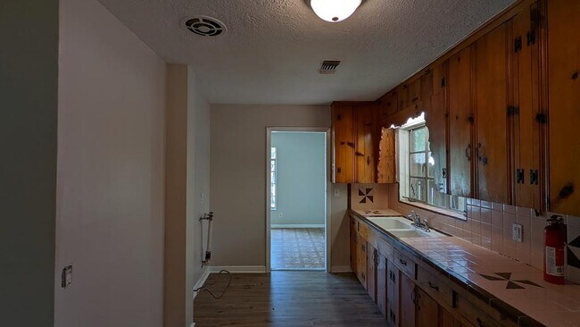 Foto del edificio - 121 W Riverwood Dr