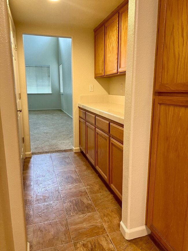 Building Photo - Beautiful and Spacious 4 bed/ 4 bath home ...