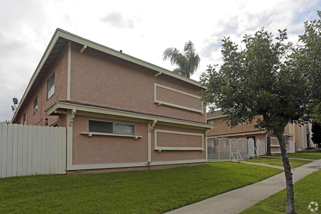 Foto del edificio - 12404-12416 Breezewood Dr
