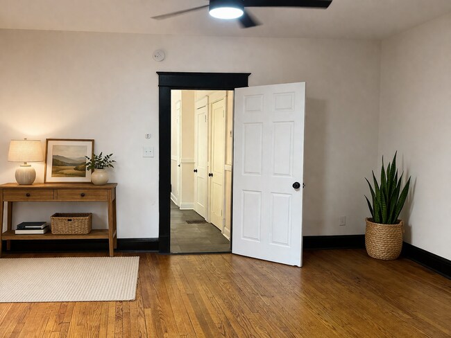 Foto solo de referencia. Esta es una unidad semi-amueblada. Haga clic en "más" para ver fotos reales. - 2224 Miami St