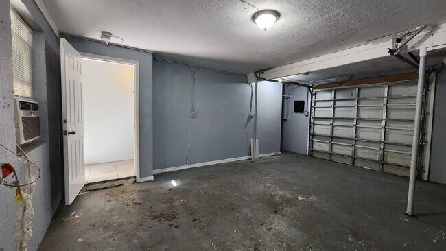 Building Photo - 735 20th Ave S Front/Back