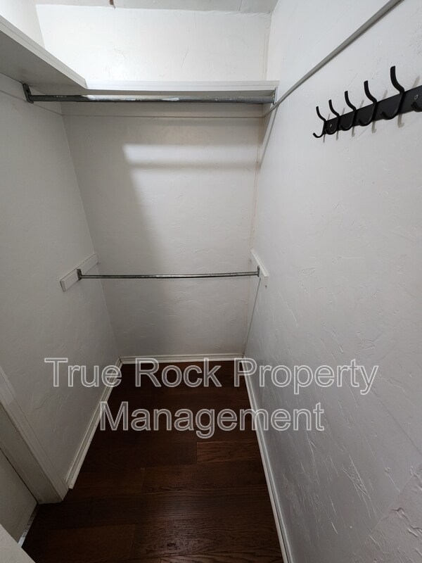 Building Photo - 917 E Beverly St