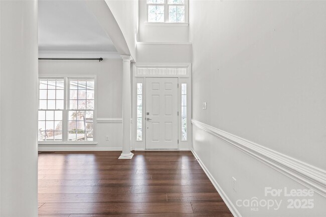 Building Photo - 255 Fernbrook Dr