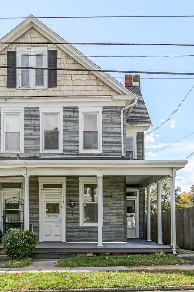 Foto del edificio - Three bedroom, 1.5 bath duplex