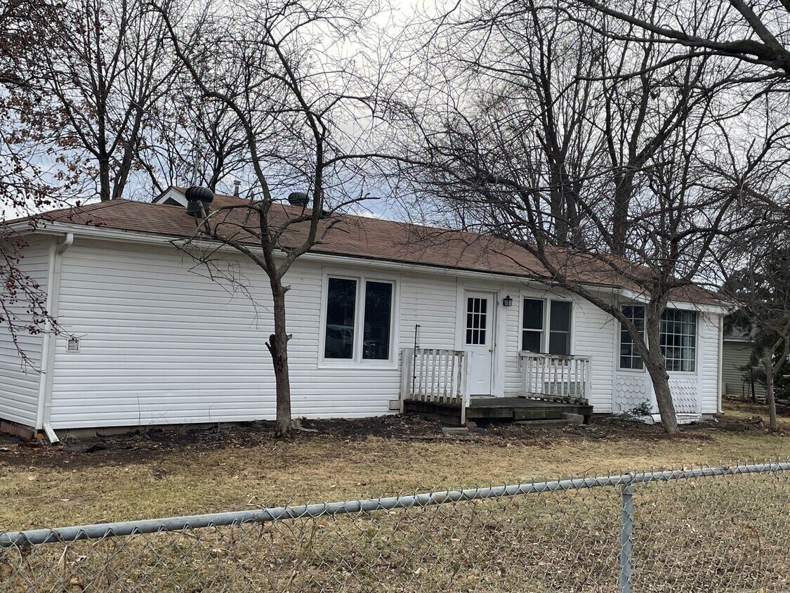 Foto principal - 3 Bedroom 1 Bath Home