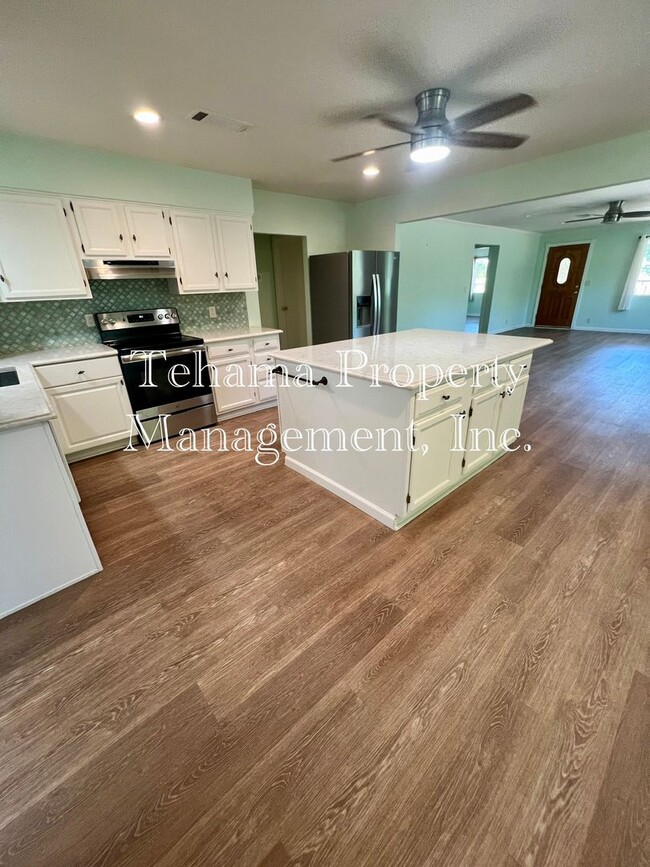 Building Photo - 2 bed 2 bathroom home in the El Camino/Gerber Area Available Unfurnished or Furnished
