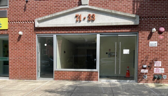 Foto del edificio - 71-33 162nd St