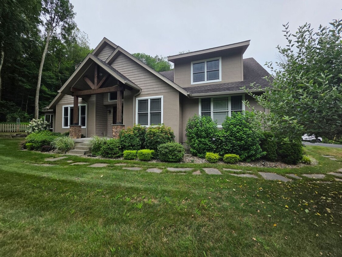 Primary Photo - Luxurious 3-Bedroom Home in Poughquag, NY