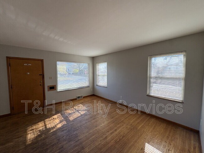 Foto del edificio - 1302 N Downey Ave