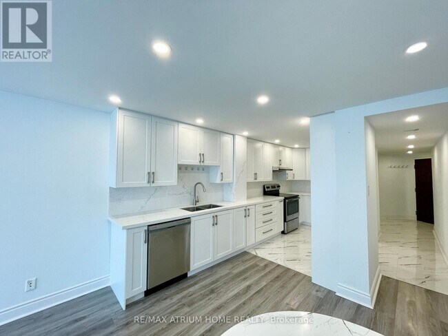 Photo du bâtiment - 717-717 Bay St.
