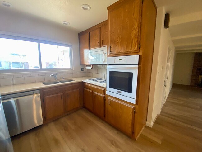 Foto del edificio - Dublin, Cedar Lane, 3BD/2BA, one-story in Echo Park