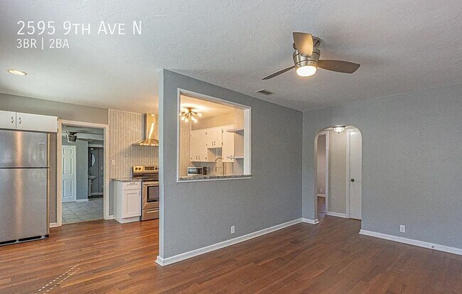 Foto del edificio - Stunningly Remodeled 3-Bedroom Home on a C...
