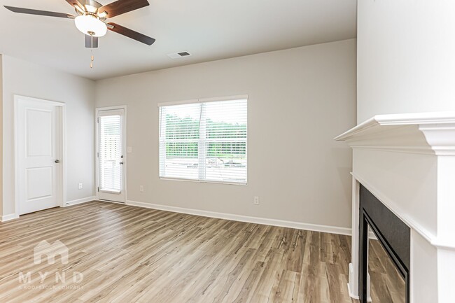 Building Photo - 405 Camrose Ave