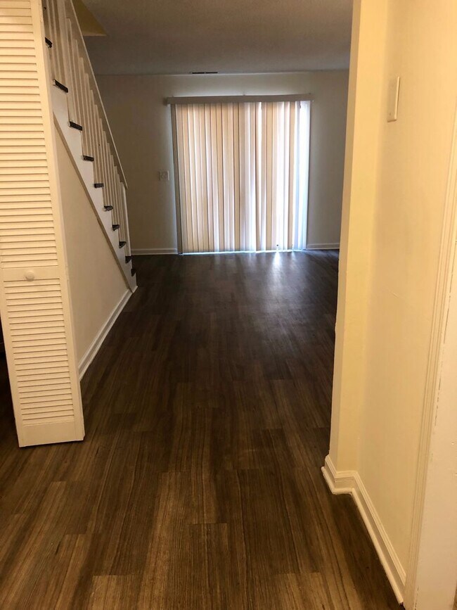 Foto del edificio - Newly Renovated Apartment at Village Green