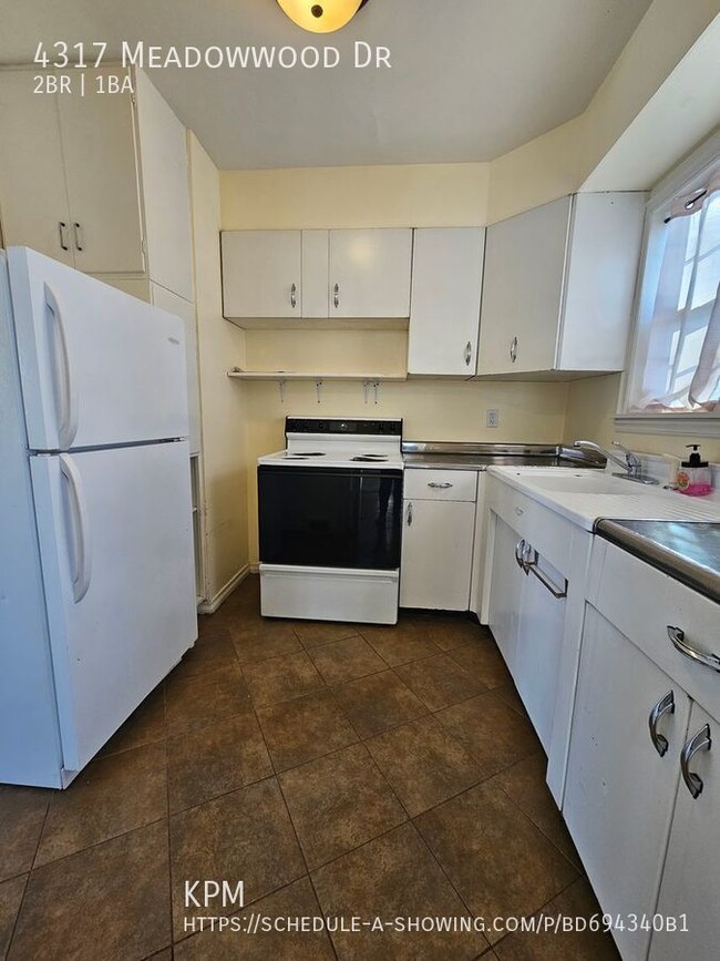 Building Photo - 2 BED | 1 BATH | SINGLE-LEVEL HOME | WEST