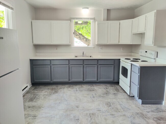 Large eat-in kitchen - 20 Case Ave