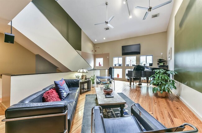 Building Photo - 925 Robin St