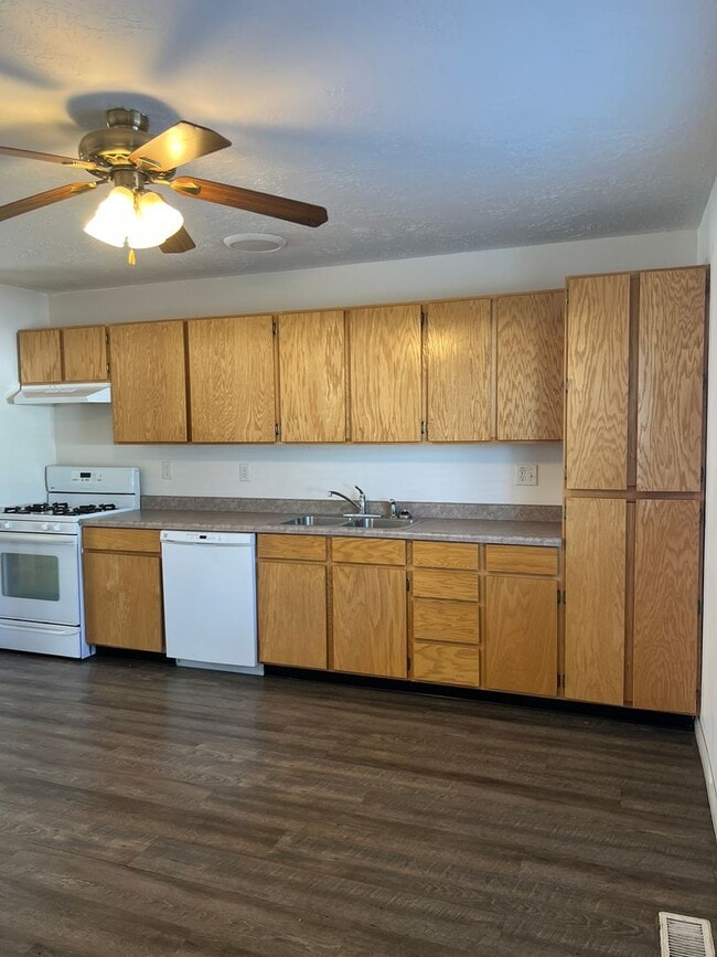 Building Photo - 2 bed 1.5 bath unit in the Meadows