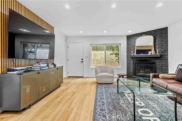 Foto del edificio - 635 E Magnolia Blvd